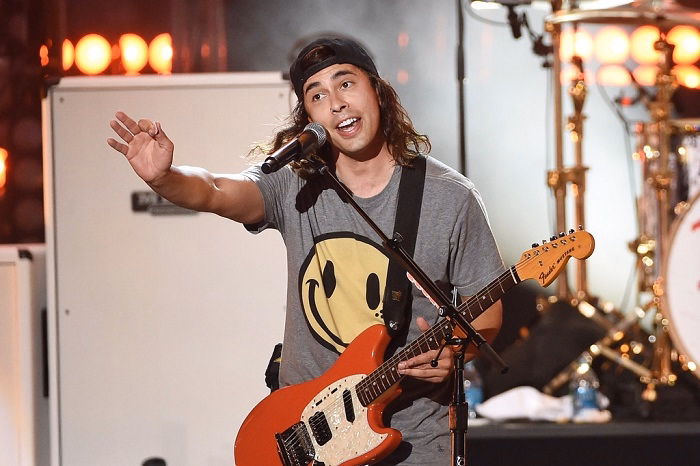 Vic Fuentes Physical Appearance