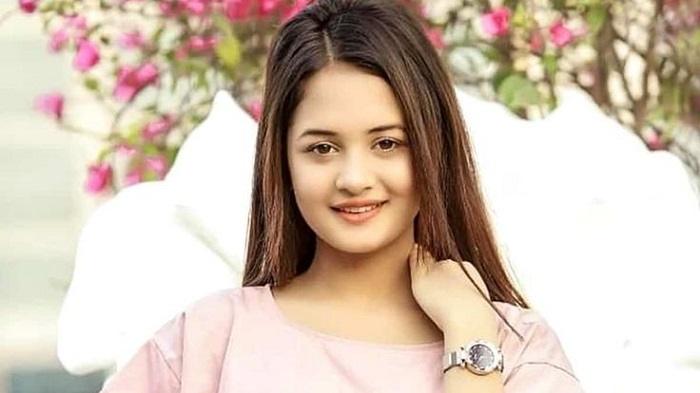 Anamika Oyshe Career Beginning